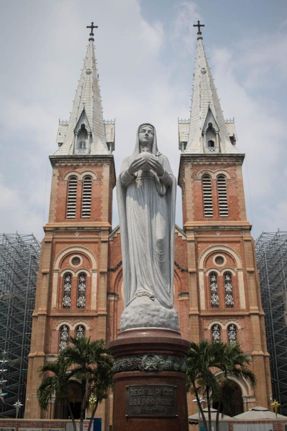 Katedrála Notre Dame, nie je až taká veľká, ale je to to najlepšie, čo mesto ponúka