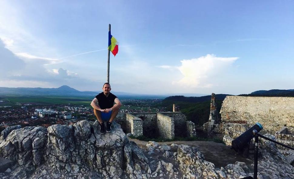 Výhľad zo zrúcaniny hradu v meste Rašnov.