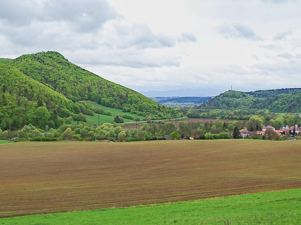 Kopa vľavo a hrad Ľupča vpravo, pohľad od Lučatína.