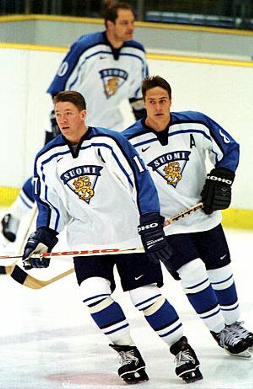 Selänne na ZOH 1998 v Nagane po boku Jariho Kurriho.