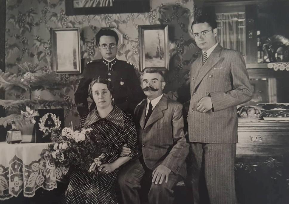 Rodinná fotografia - Alfréd Zemanovský (vpravo), otec a matka, starší brat Alexander, otec známeho slovenského speváka Pavla Hammela