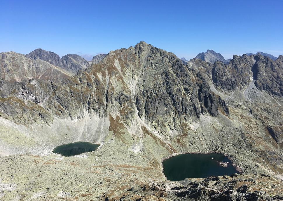 Pohľad späť na zmenšujúce plesá a Štrbský štít. Objavilo sa aj Okrúhle pleso a vrcholy v hlavnom hrebeni. (foto MTECPRO)