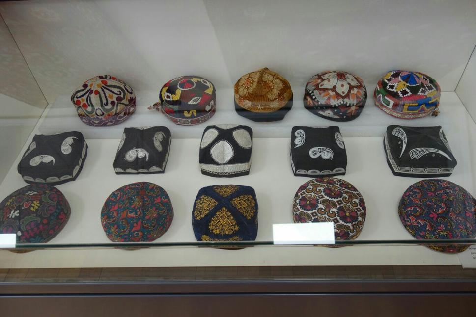 Qalpaky, typické čiapky Uzbekov