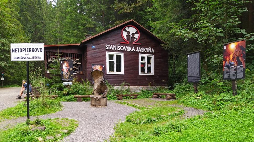 Pred Stanišovskou jaskyňou.