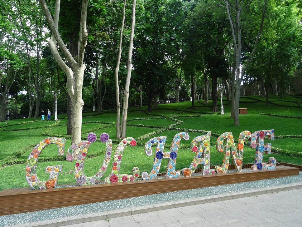 Park Gülhane je vzdialený od Topkapi pár desiatok metrov.