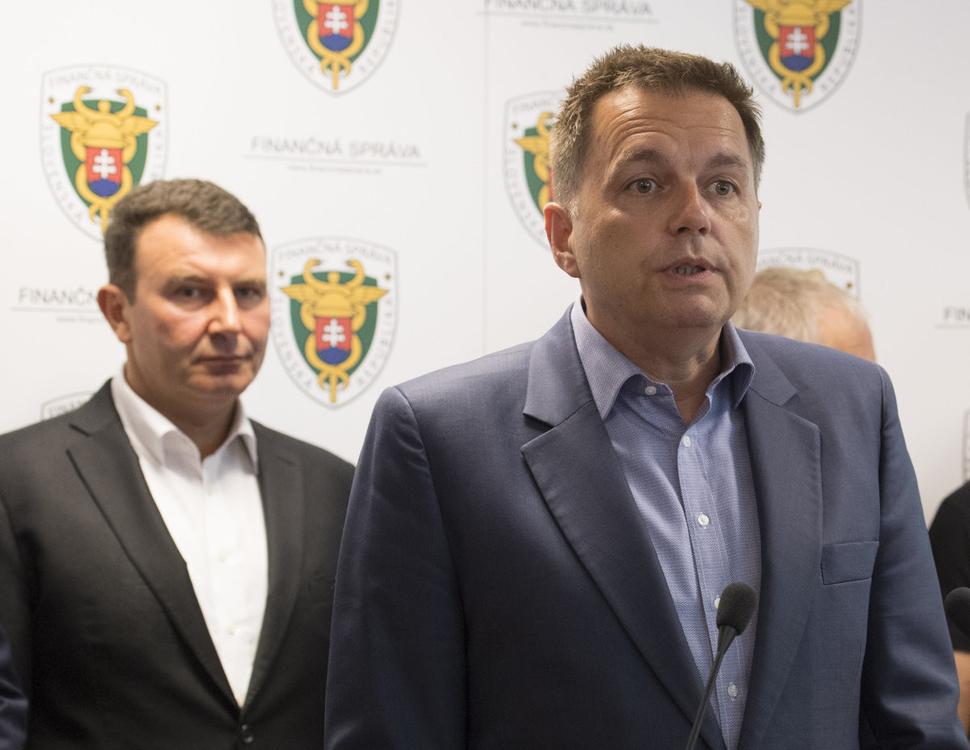 Bývalý prezident finančnej správy František Imrecze a zatiaľ ešte minister financií Peter Kažimír