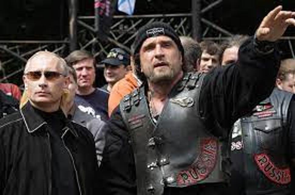Egocentrickí hlupáci siahajú po symboloch radi. Sami sa potom stávajú symbolom toho, čo z ich konania ostane najvypuklejšie. Pod cárskym orlom je dnes smrť, bolesť, utrpenie
