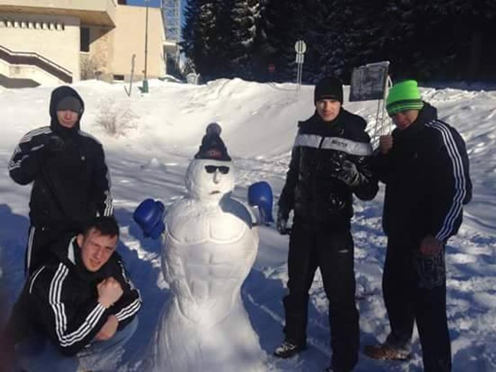 snehuliak prigotov :) Peťo Kontár, Matúš Strnisko, Pavol Hlavačka, Ja