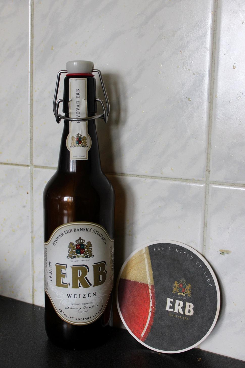 Fľaškové pivo ERB a podpivník.