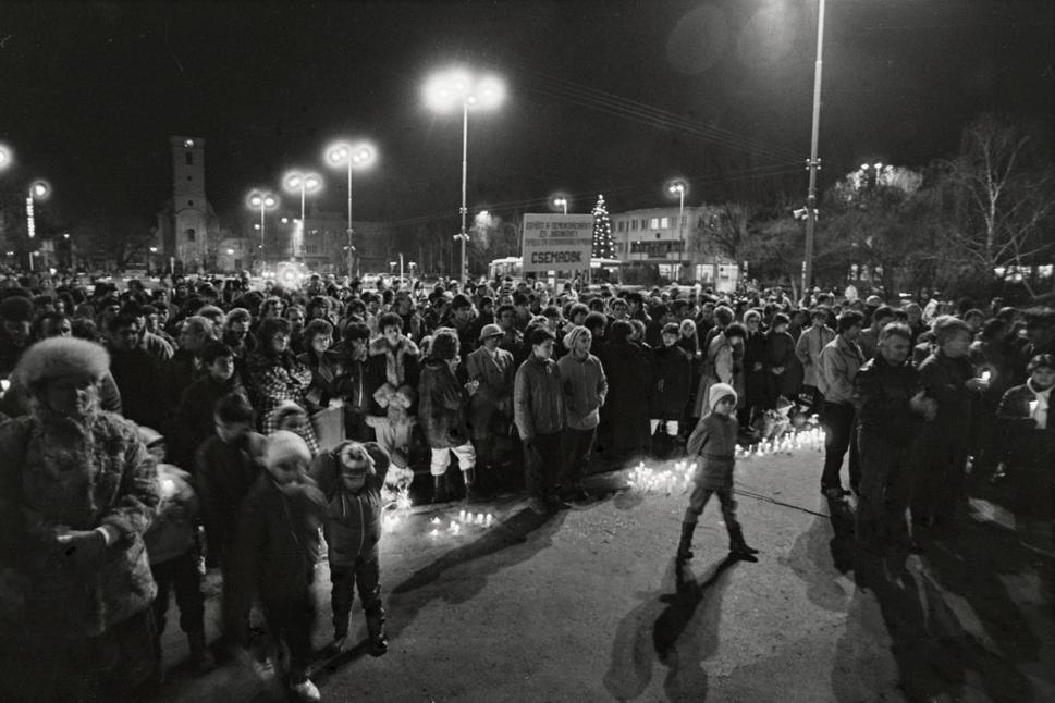 • Solidarita • Vyjadrenie solidarity s rumunským ľudom. Demonštrácia na Hlavnom námestí v Nových Zámkoch 24. XII. 1989, následne bola organizovaná humanitárna zbierka - dva kamióny potravín, ošatenia, zdravotníckeho materiálu, liekov... boli dovezené do Temešváru. •