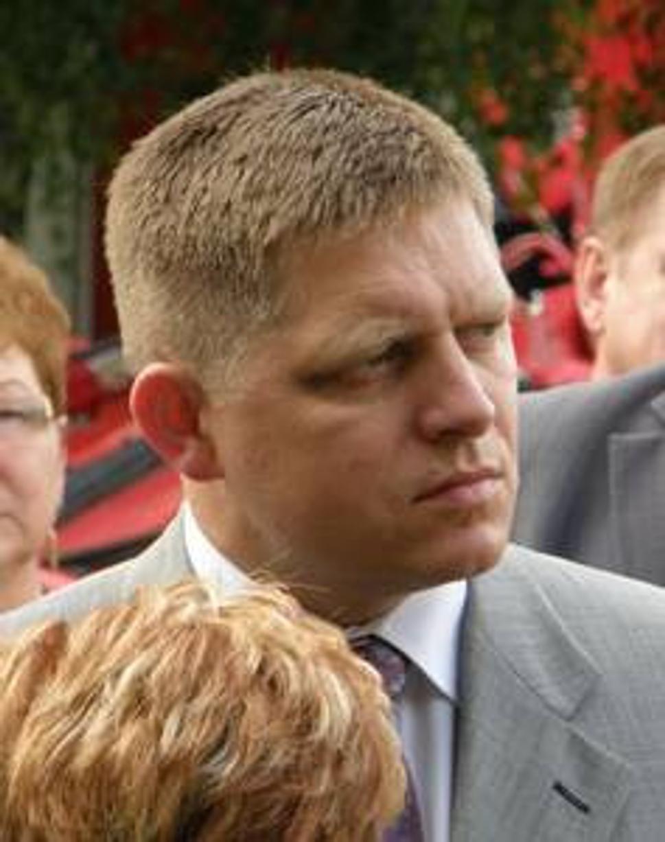 Robert Fico používa premiérsku fuknciu v stranícky prospech
