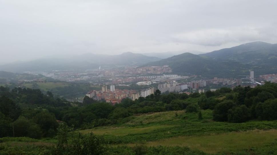 Upršané Bilbao. Neďaleko najvyššieho vrchu nad mestom - Monte Ganeta 689 m.nm.