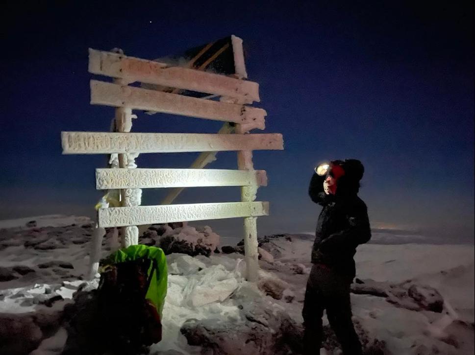 Sme tu prví. Okolo 06:00 ráno na streche Ariky.
