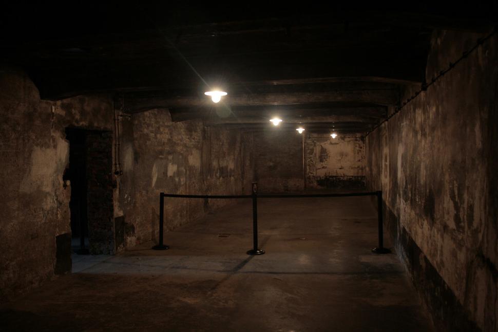 Auschwitz I - plynová komora vedľa krematória.