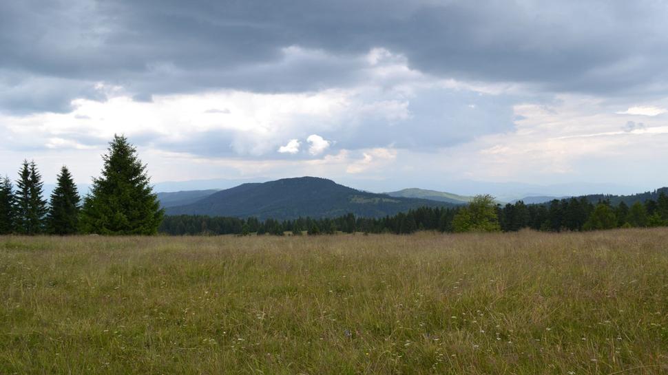 Pohľad na masív Ľubietovský Vepor od neďalekej Bukoviny.