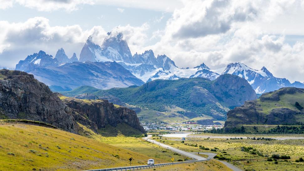 Výhľad na národný park Los Glaciares a dedinku El Chaltén.