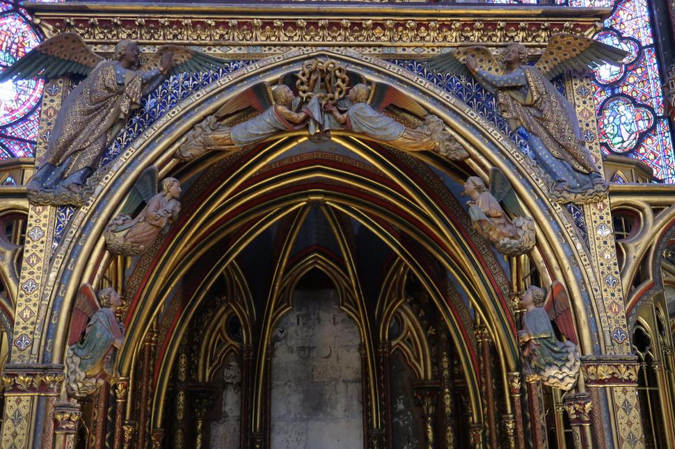 Detail sochárskej výzdoby, anjeli nesú Kristovu tŕňovú korunu