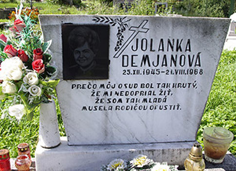 Pomník Jolanky Demjanovej v cintoríne v Ratkovskej Lehote