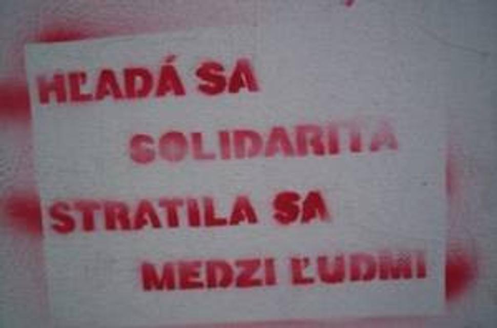 Nápis na jednej z budov na Krížnej ulici v Banskej Bystrici