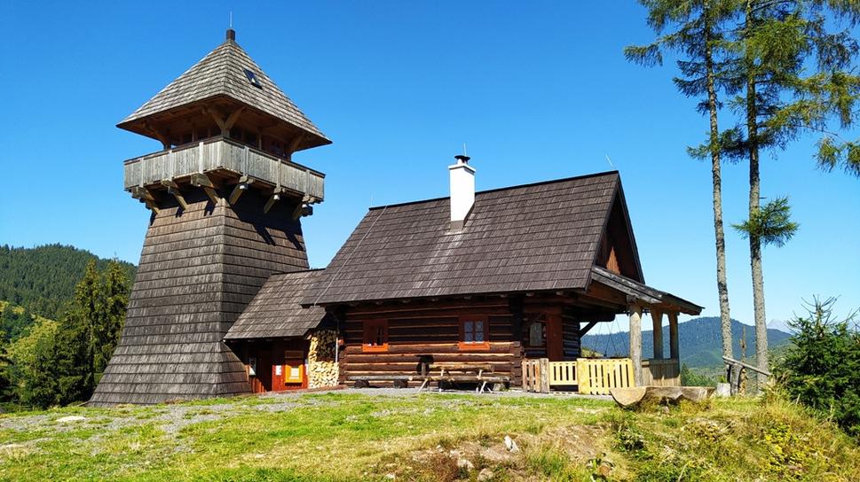Drevená útulňa s vyhliadkovou vežou.