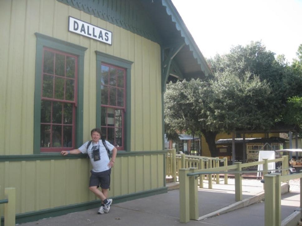 Pred budovou Múzea Dallas Heritage Village