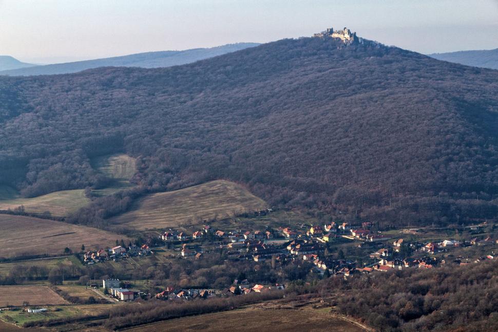 Z vrcholu. Hrad Gýmeš a Kostoľany pod Tribečom