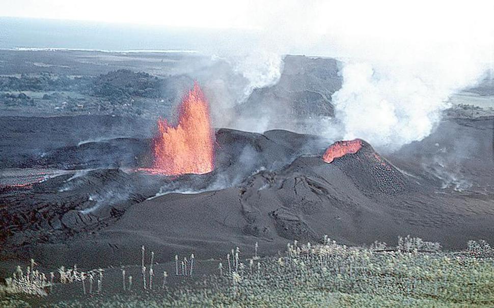 Takto to vyzeralo v novembri 1959 keď sopka Kilauea Ika (tá menšia hneď vedľa tej veľkej) explodovala. Táto lávová fontána dosahovala až 320 metrov a striekala 5 dní.