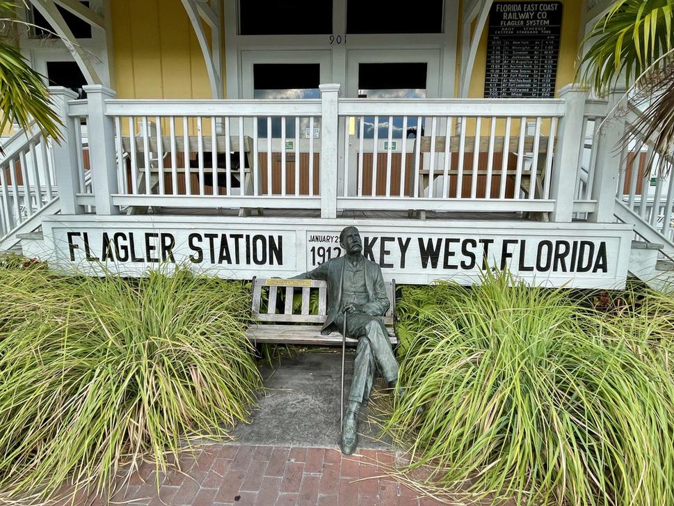 Socha Henryho M. Flaglera, amerického priemyselníka, ktorý založil Standard Oil a Florida East Coast Railway, pred Múzeom železnice v bývalej stanici v Key Weste.