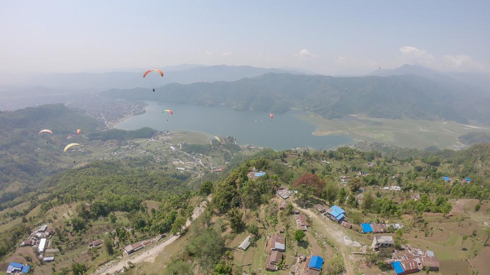 Pokhara je z vtáčej perspektívy úchvatná. Naokolo desiatky ďalších paraglajdistov...