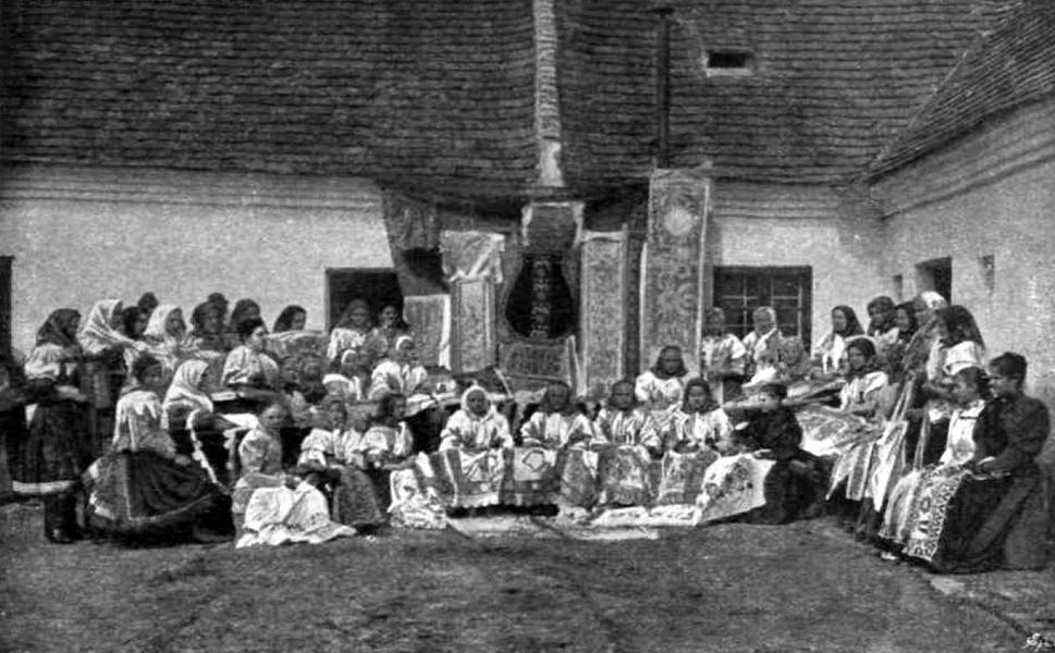 Cíferské výšivkárky pracujúce na exponátoch pre Miléniovú výstavu v roku 1896 v Budapešti