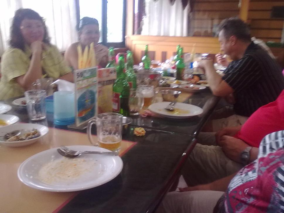 Veľké bruchá , prázdne taniere značí, že chutilo......no a to pivo, s ľadom hmmm a ešte stálo asi 8€ kus