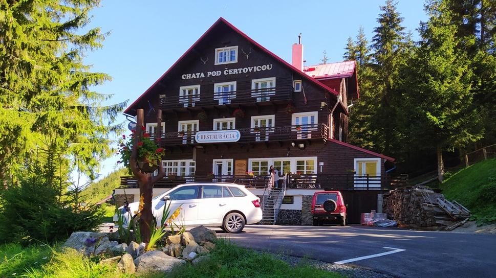 Architektonický klenot medzi horskými chatami.