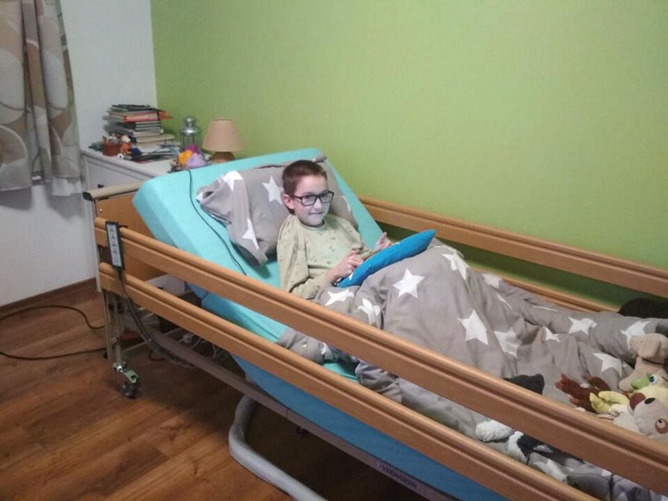 Deti nedokážu sedieť vo vozíku celý deň. Potrebujú si oddýchnuť a to im umožňuje polohovacia posteľ.