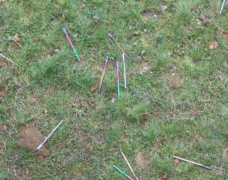 Tak takýto pohľad sa mi naskytol 1. januára doobeda pri pohľade z balkóna - povyhadzovaní odpad z pyrotechniky