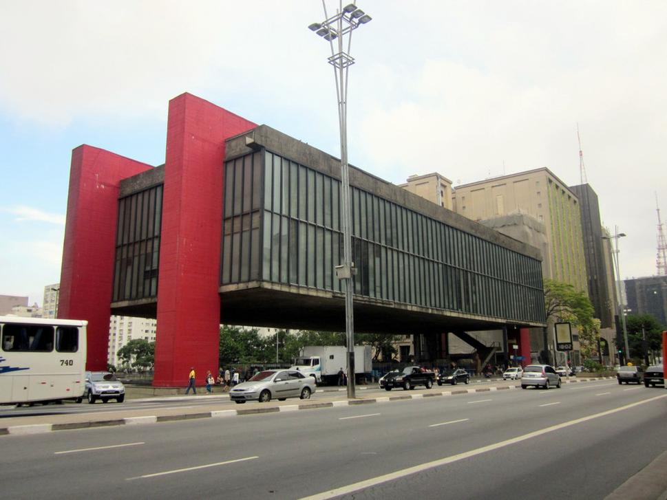MASP navrhol, ako inak, známy brazílsky architekt Oscar Niemayer.