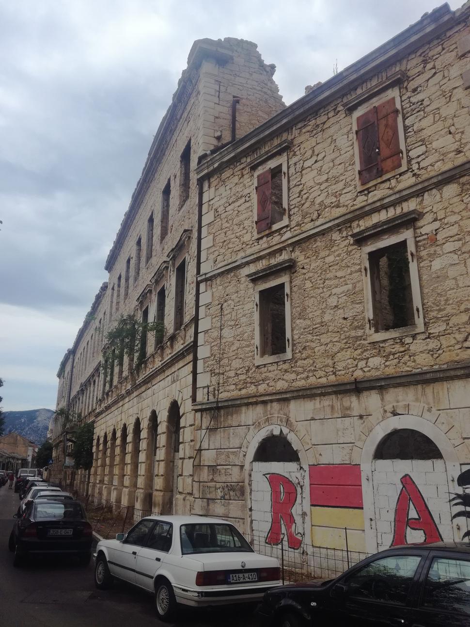 Stopy vojny sú stále prítomné (Mostar).