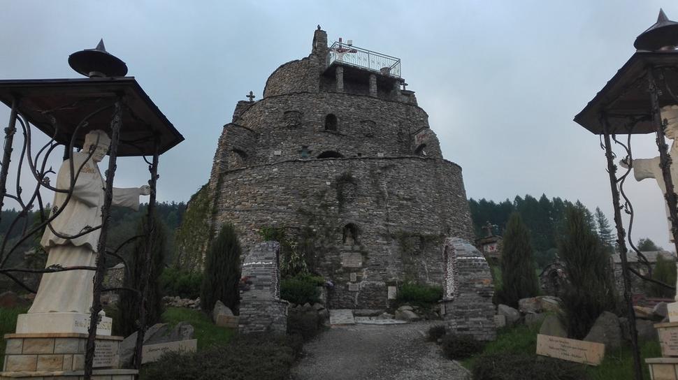 Krížová cesta vedúca ku kamennej veži.