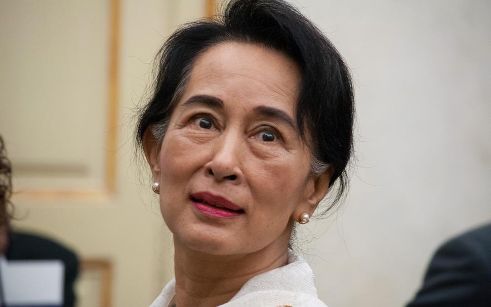 Populárna politička Aung San Suu Kyi bola zatknutá.
