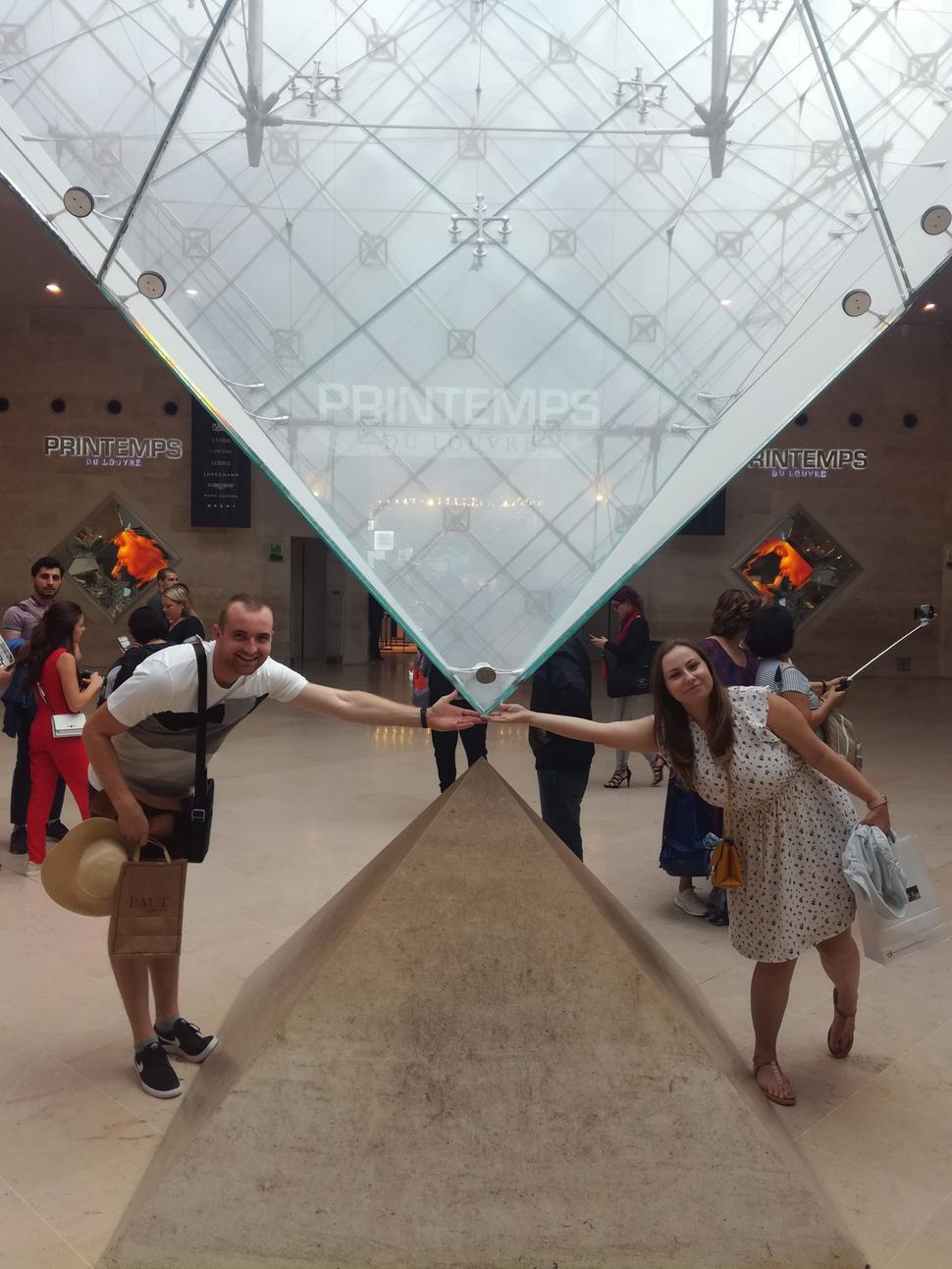Miesto známe z mnohých filmov. To je Louvre.