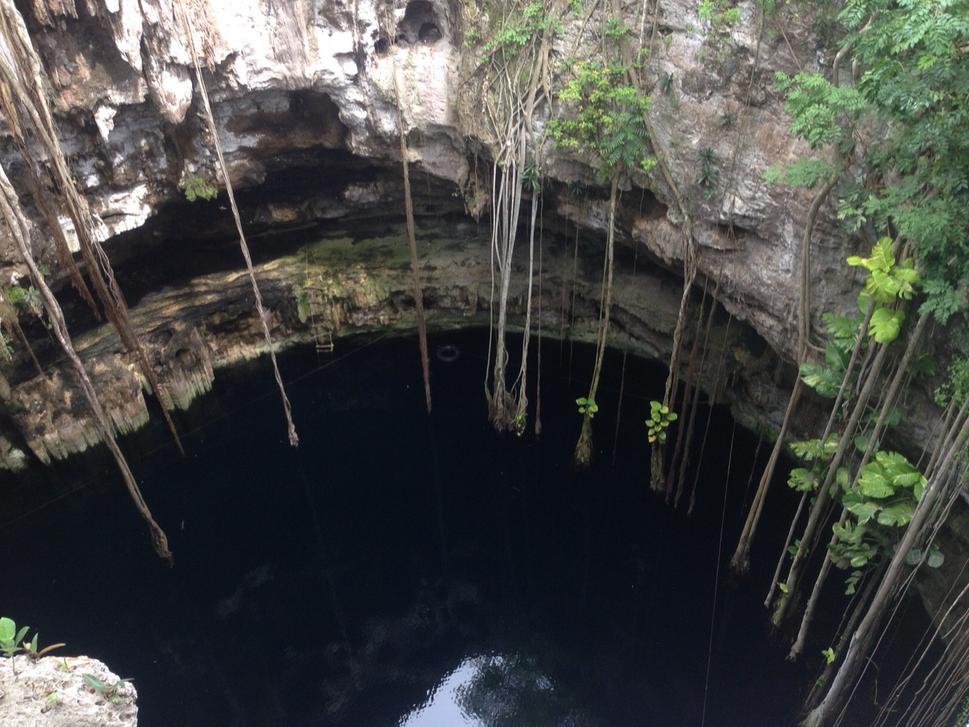 Osobne sa mi najviac páčil cenote Oxman, ktorý sa nachádza pri meste Valladolid. Vstupné stálo v prepočte asi 1,5 € a keďže nepatrí medzi tie najturistickejšie, vychutnal som si ho úplne sám.