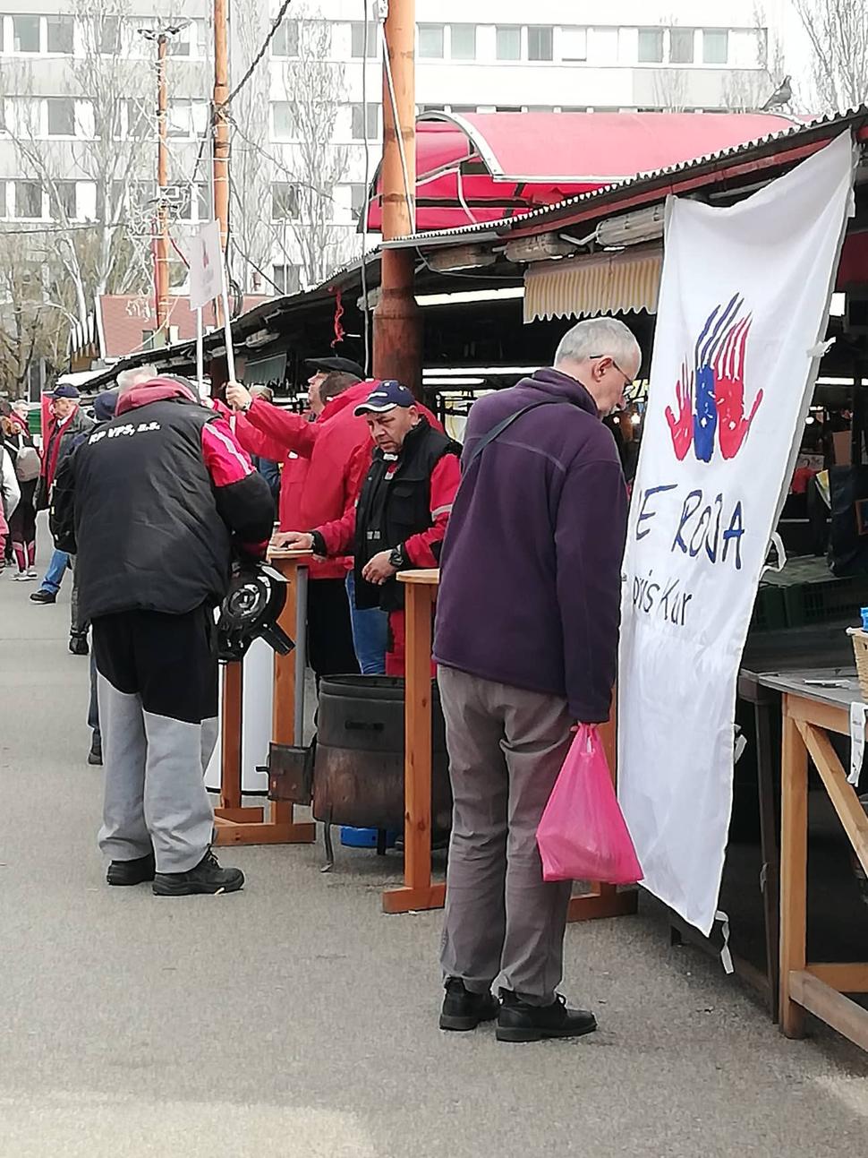 Pracovníci RP VPS pomáhajú v kampani Sme rodina na trhovisku Miletičova. Faktúru k týmto činnostiam som nenašiel.