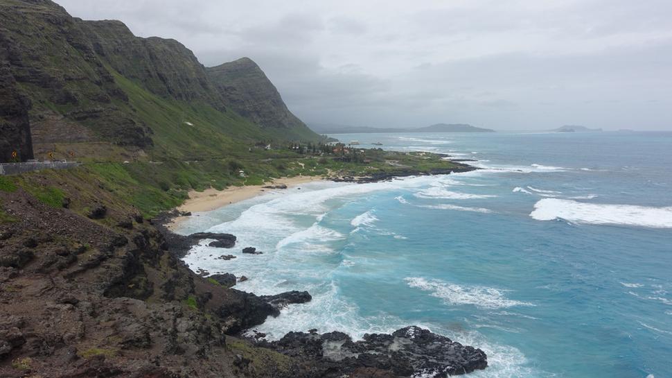Na východ od Honolulu. Záber z vyhliadky Makapu’u. Najkrajšie pláže začínajú hneď za rohom. Autor: Ľubor Šešera, licencia: CC BY-SA 4.0