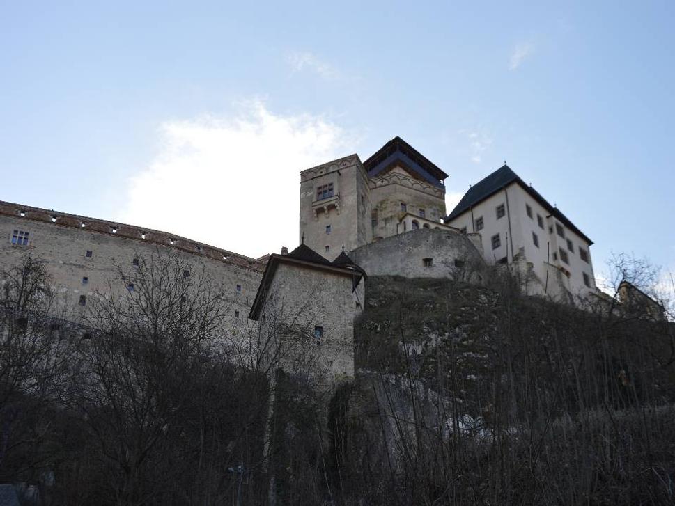 hrad s opevnením