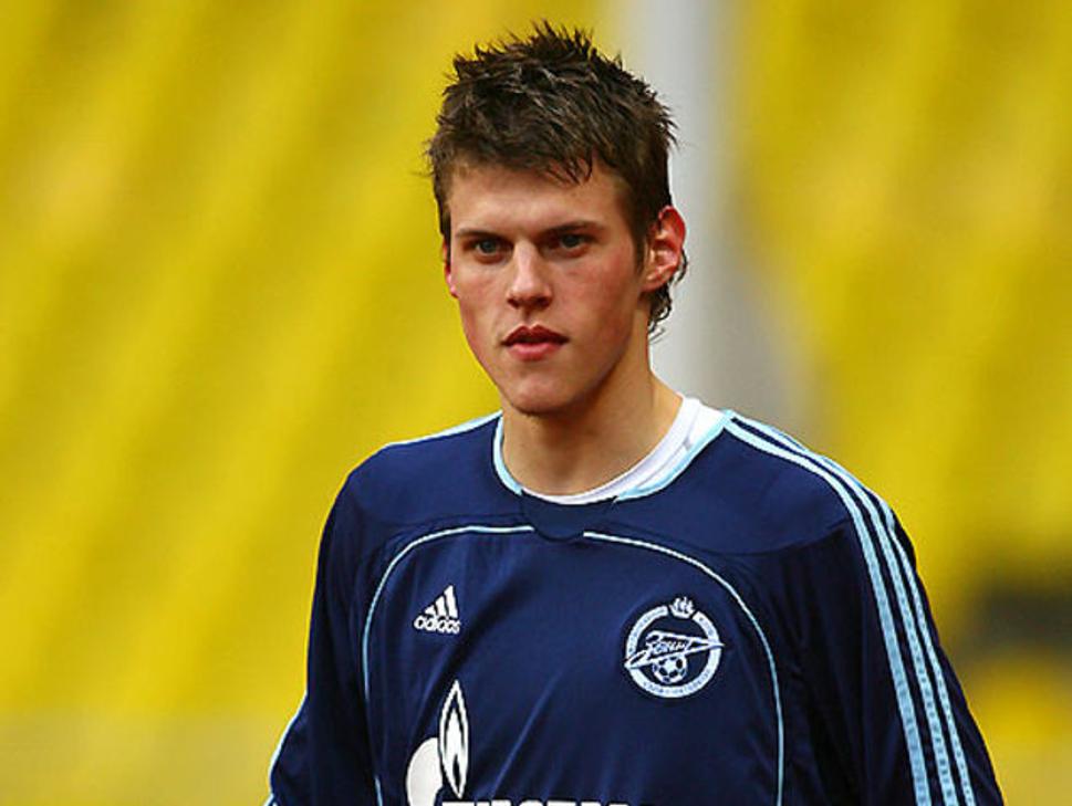 Martin Škrteľ s vlasmi.