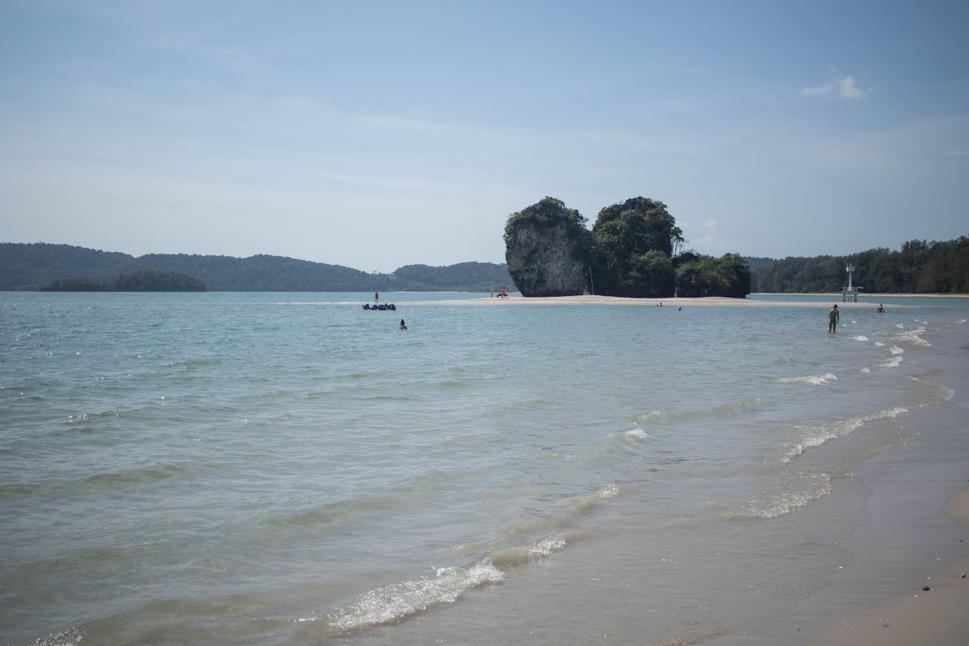 Voda na Nopparat Thara Beach je tiež špinavá a piesok vizerá ako odpad z odkaliska