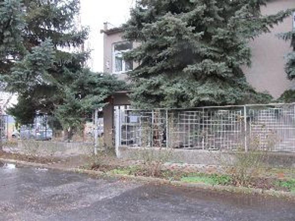 Na Radlinského ulici sídli správca mestských bytov Službyt, plní príkazy mesta.