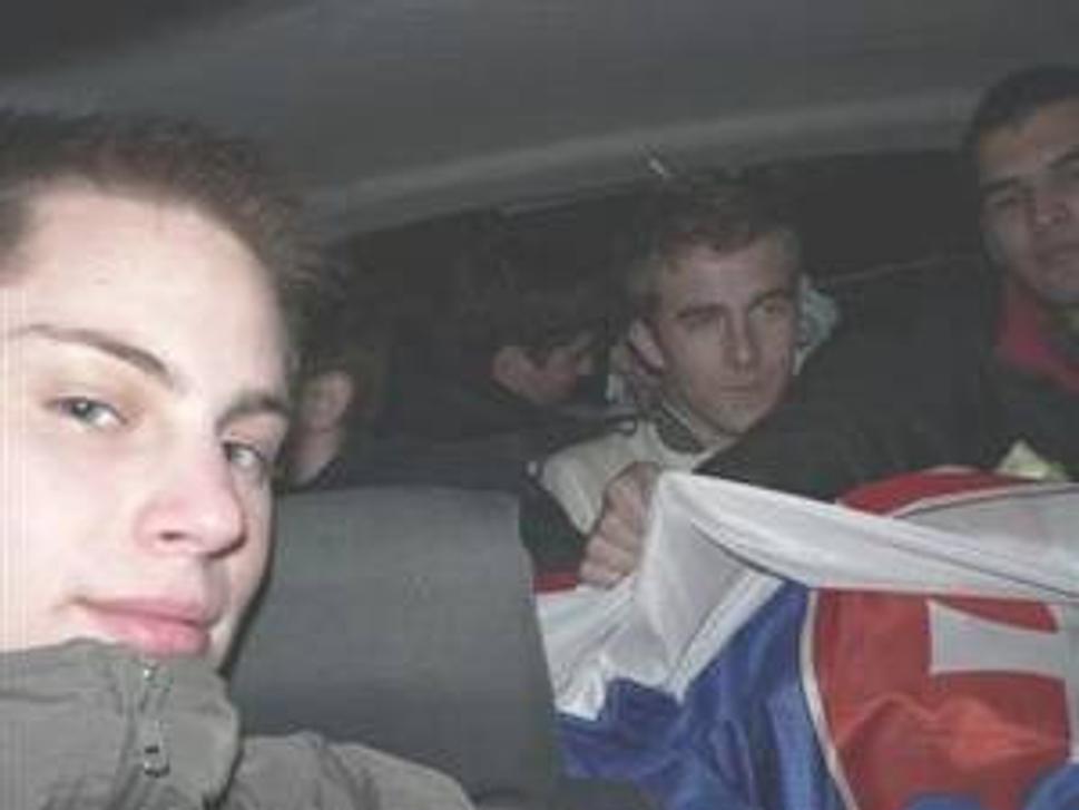 Tak za igorom je vlado, vedla neho sofer, Katka pod vlajkou a ostatnych vidno:))