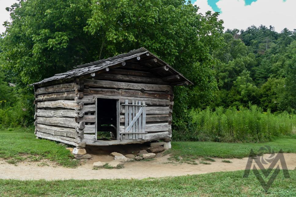 CADES COVE-AUGUST 9: Barak pre domace zvierata z 18 teho storocia po pionieroch v Cades Cove area Great Smoky Mountains National Park in Cades Cove, Tennessee, USA on August 9, 2016.