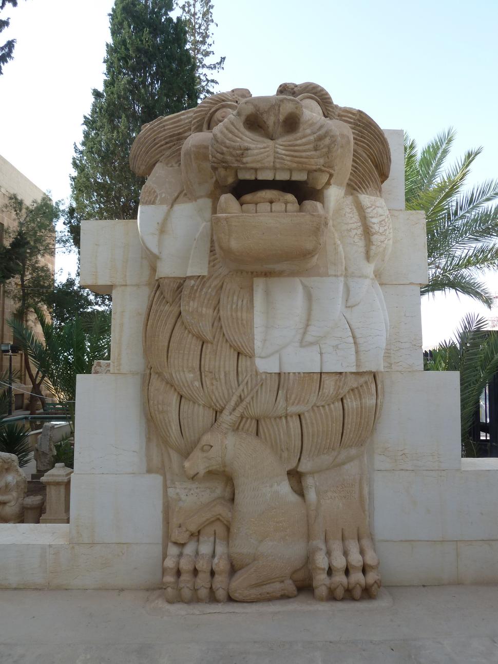 Monumentálna socha pri vstupe do Archeologického múzea