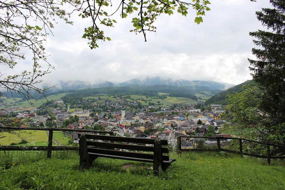 Pohľad na mesto pod Alpami